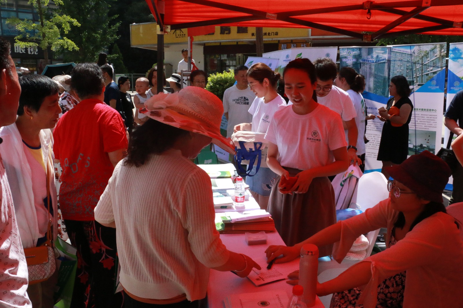 活動現(xiàn)場，向參與者發(fā)放陜西環(huán)保集團(tuán)宣傳資料。.jpg