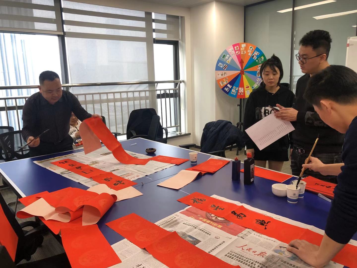 國(guó)源公司開(kāi)展“寫春聯(lián) 送祝?！被顒?dòng).jpg