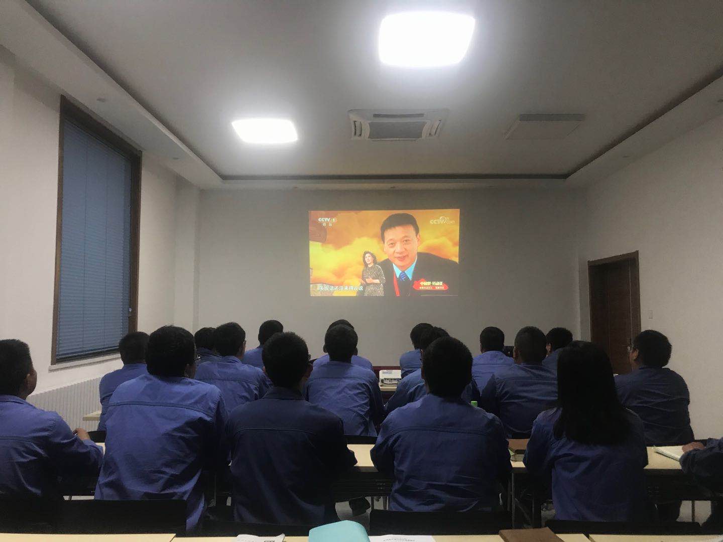 1588895293706806mKyg.jpg 國源公司組織職工收看“五一”勞動(dòng)節(jié)特別節(jié)目1.jpg