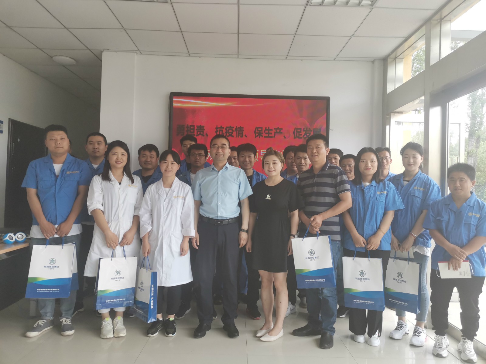 水環(huán)境公司開展 “勇?lián)?、抗疫情、保生產(chǎn)、促發(fā)展”慰問活動.jpg