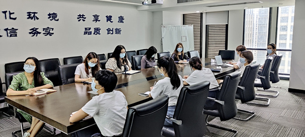 1629423161518424A26a.jpg 大秦公司組織開展新聞攝影技巧與稿件編寫規(guī)范座談會(huì)_副本.jpg