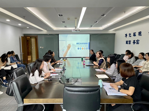 關(guān)注女職工特殊權(quán)益 增強(qiáng)女職工企業(yè)歸屬感 大秦大秦公司組織開展女職工合法權(quán)益保障法律培訓(xùn)_副本.jpg