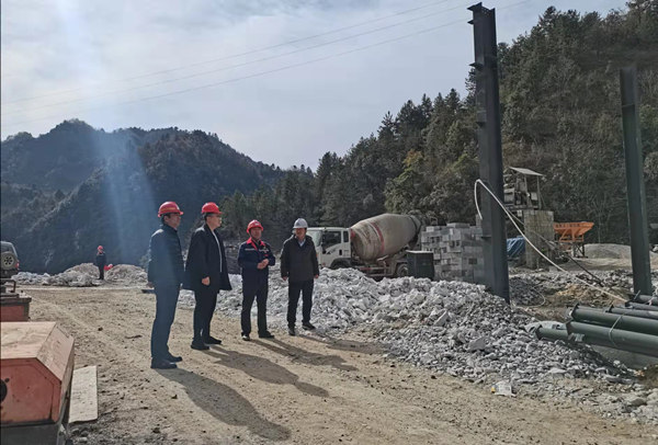 1637027054146377MIbA.jpg 集團公司領導赴鼎豐礦業(yè)公司檢查工作_副本.jpg