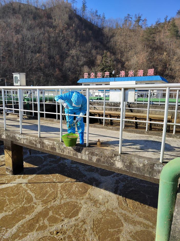 商南縣城區(qū)污水處理廠化驗員對CASS池內取樣做SV30監(jiān)測_副本.jpg