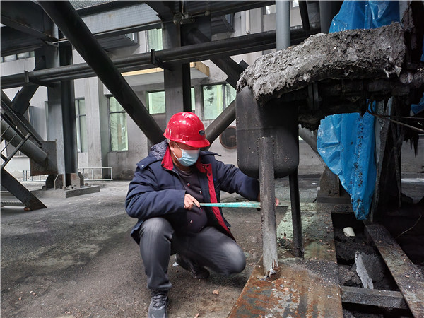 環(huán)保公司 1 呂子涵檢修省煤器，更換氣力除灰排水閥.jpg