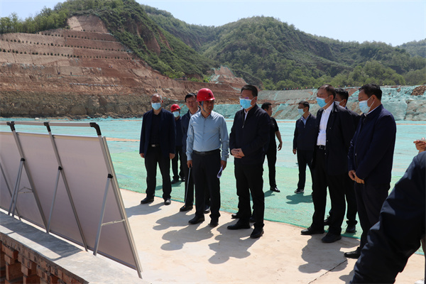 嚴漢平到國源公司延安垃圾發(fā)電項目現(xiàn)場調研.jpg