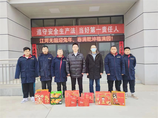 玉兔呈祥 除夕送暖  陜西環(huán)保集團副總經理劉強慰問水環(huán)境寶雞公司干部職工.jpg